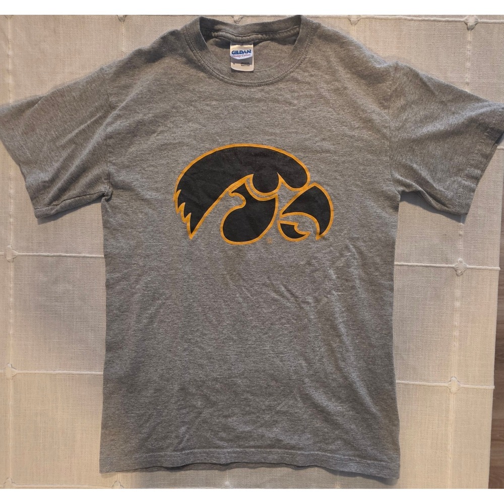 Gildan Iowa Hawkeyes T-Shirt Mens Small Gray Short Sleeve Graphic Tee NCAA